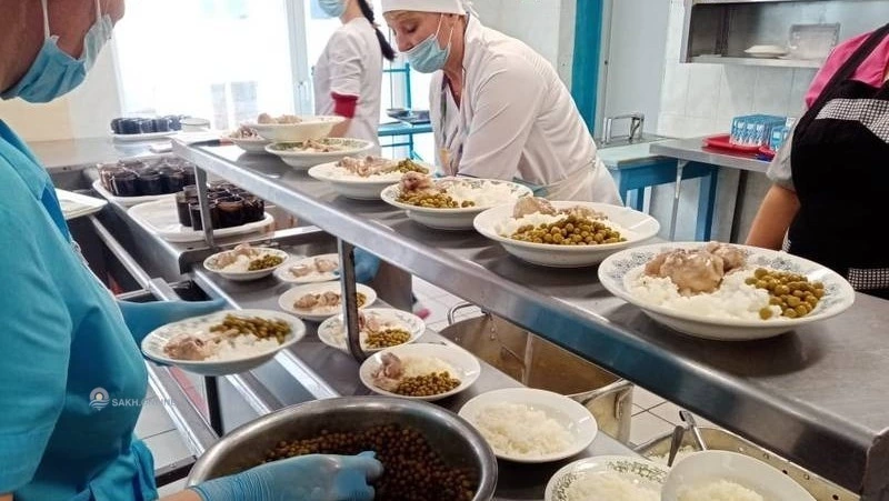 Минобр Сахалина опроверг информацию об экономии на школьном питании в Углегорске