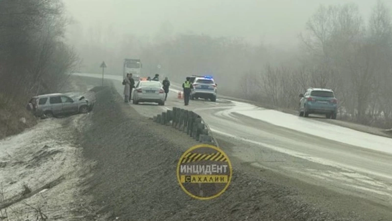 Очевидцы: автомобиль Honda CR-V вылетел в кювет на охотской трассе 