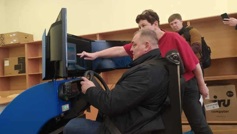 Замгубернатора Сергея Байдакова учили вождению в новой школе на Сахалине