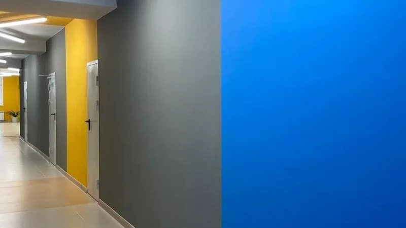 На Сахалине дети разрисовали стены школы ради психического здоровья