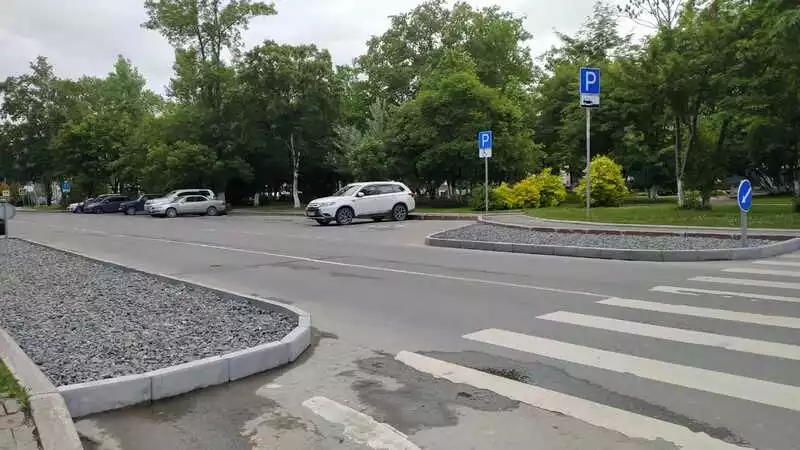 Водитель протаранил островок Вишневского в столице Сахалина. «Непонятно для чего».