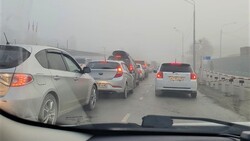 Густой туман спровоцировал пробки в Южно-Сахалинске. Фото и видео