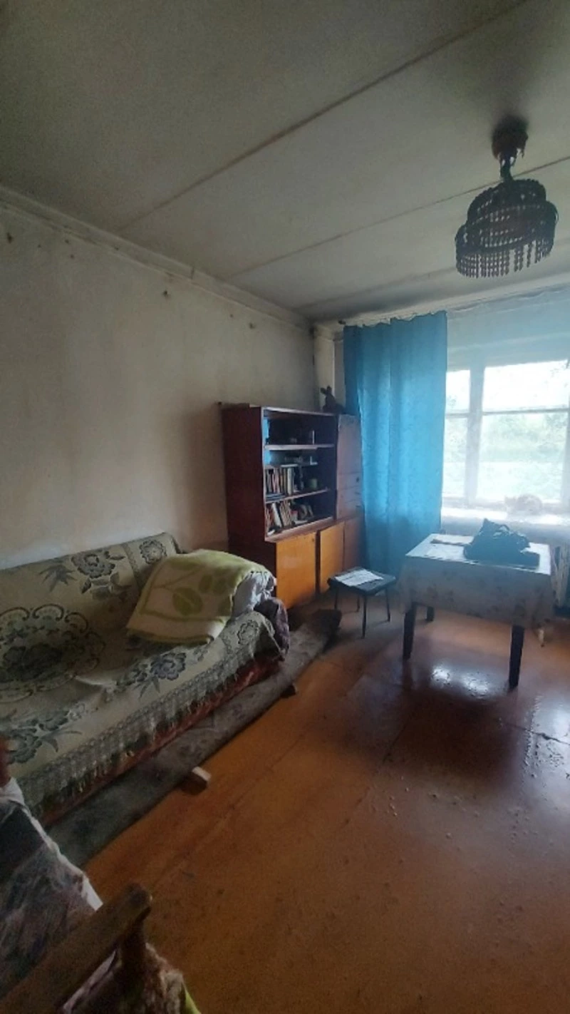 Пенсионерка 15 лет ждала переезд из аварийного барака в селе Углегорского района