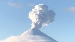 «Эбеко передал власть Чикурачки»: пепловый выброс зафиксировали на курильском вулкане