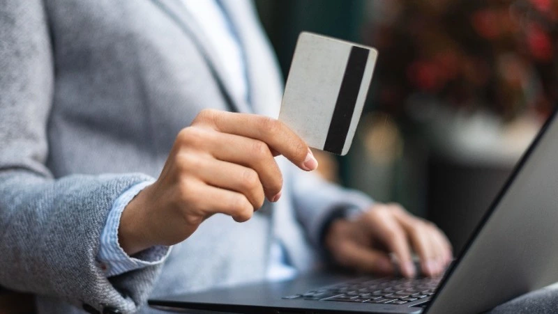 В Невельске с карты 69-летней островитянки пропало около 15 тысяч рублей 