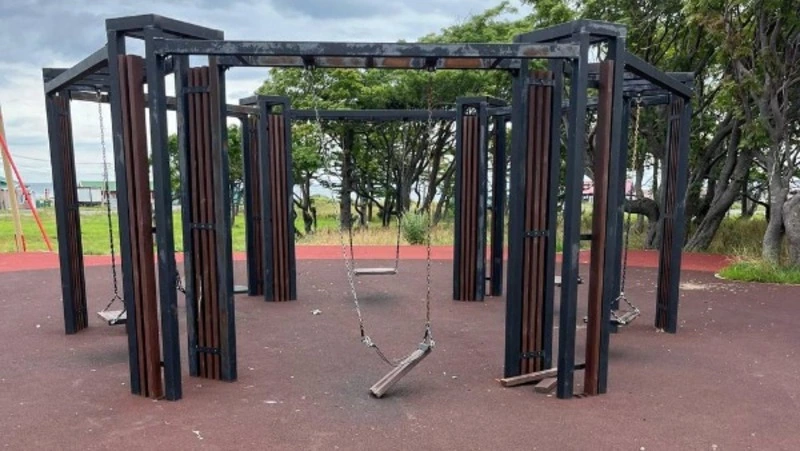 Неизвестные разрушили сквер Рыбаков на Итурупе