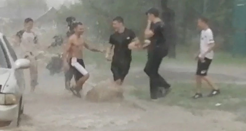 Сахалинская молодежь показала, как нужно радоваться ливням