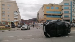 ДТП в Южно-Сахалинске: автомобиль устал и прилег