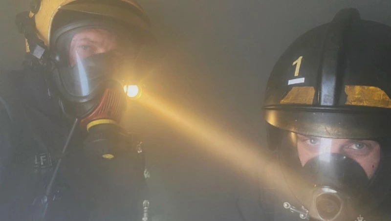 Человек погиб во время пожара в многоквартирном доме в Холмске 15 октября