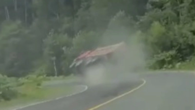 Грузовик опрокинулся в Невельском районе