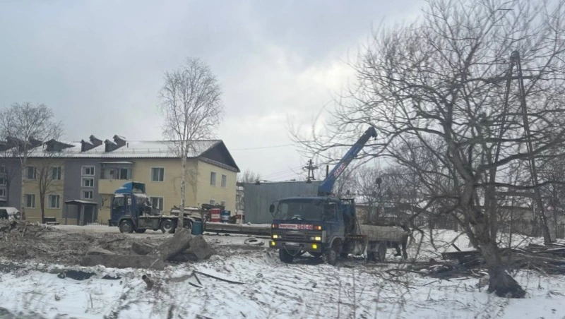 В Углегорском районе продолжают планомерный снос аварийных зданий