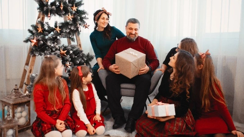 Деньги или путешествие: о каких новогодних подарках мечтают жители Южно-Сахалинска