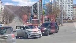 При повороте налево «встретились» две Toyota в Южно-Сахалинске 