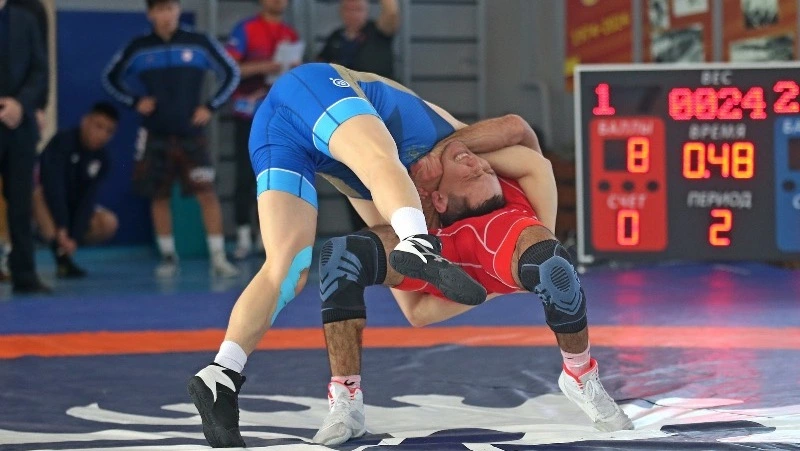 Чемпионат ДФО по спортивной борьбе стартовал в Южно-Сахалинске