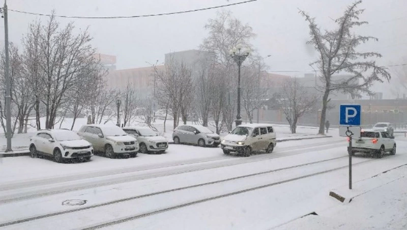 Видеофакт: утренняя метель обрушилась на Южно-Сахалинск