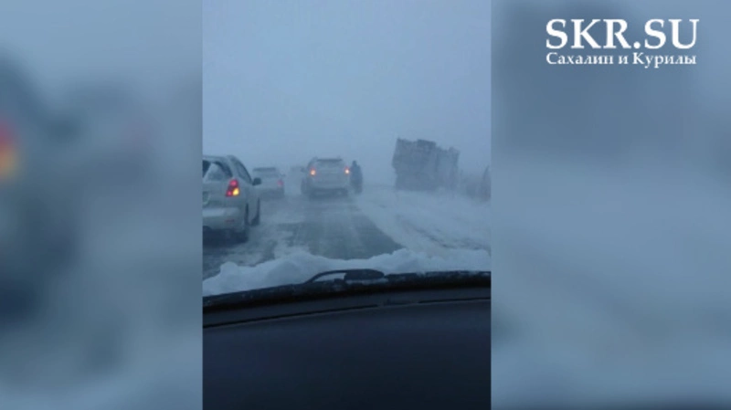 ДТП в метель на юге Сахалина собрало две легковушки, джип и мусоровоз