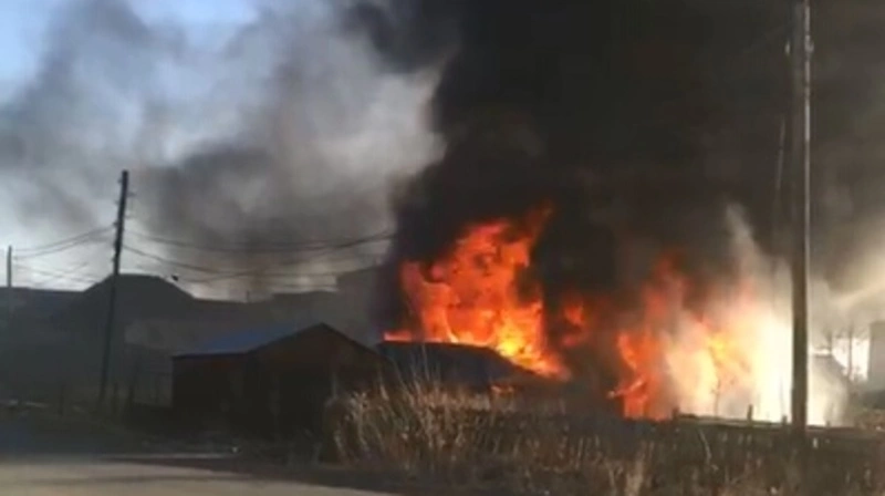 В Поронайске на улице Советской загорелись сараи