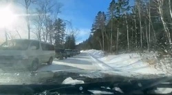 Видеофакт: массовая парковка сахалинцев у озера мешает возить детей в школу