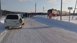 Пригородный поезд и легковушка столкнулись на ж/д переезде в Холмском районе
