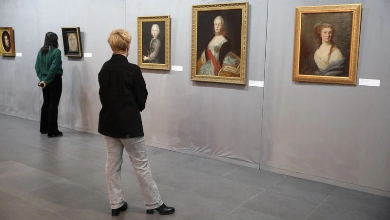 Выставка анонимных портретов «Неизвестный» открылась в музее книги Чехова на Сахалине