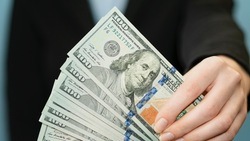 ЦБ снизил курс доллара до 80 рублей впервые с 2023 года
