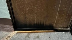 Неизвестный поджег входную дверь в квартиру в доме по улице Карьерной в Южно-Сахалинске