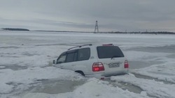 Рыбаки утопили автомобиль в поездке по непрочному льду в Поронайске 28 декабря