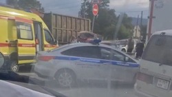 Грузовик и легковушка столкнулись в Южно-Сахалинске утром 23 августа