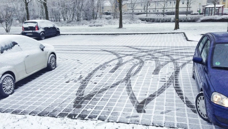 Парковка автомобилей на газонах привела в ярость жителей Сахалина