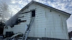 Пожарные три часа тушили частный дом в Южно-Сахалинске 