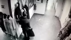 В Южно-Сахалинске мужчина унес из магазина платье для беременных. Видео