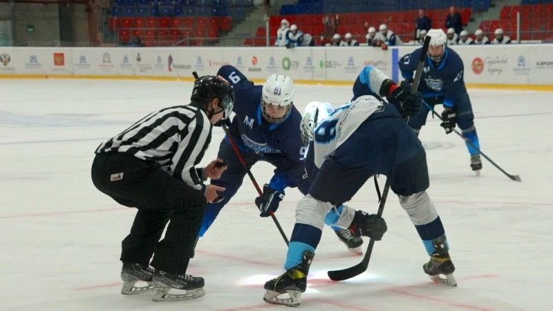 Хоккеисты «Кристалла» проиграли домашнюю серию матчей «Сибири»