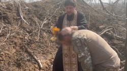 Священник с Сахалина провел таинство крещения для бойцов в зоне СВО