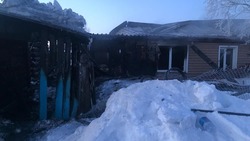 Пожарные всю ночь тушили деревянный дом в Тымовском районе 