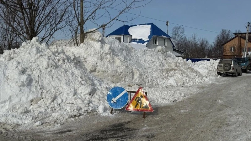 Погрузчики свалили снег на ворота жителей Южно-Сахалинска 