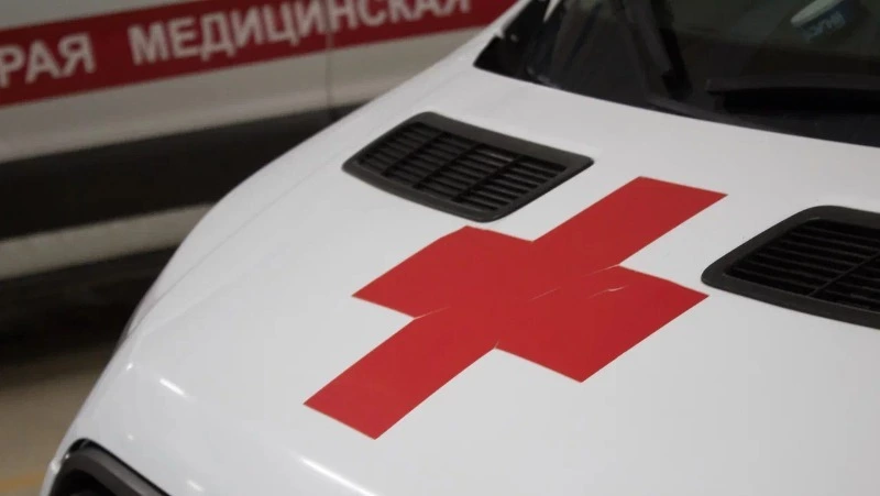 Женщину доставили в больницу после падения с пятого этажа в Томари