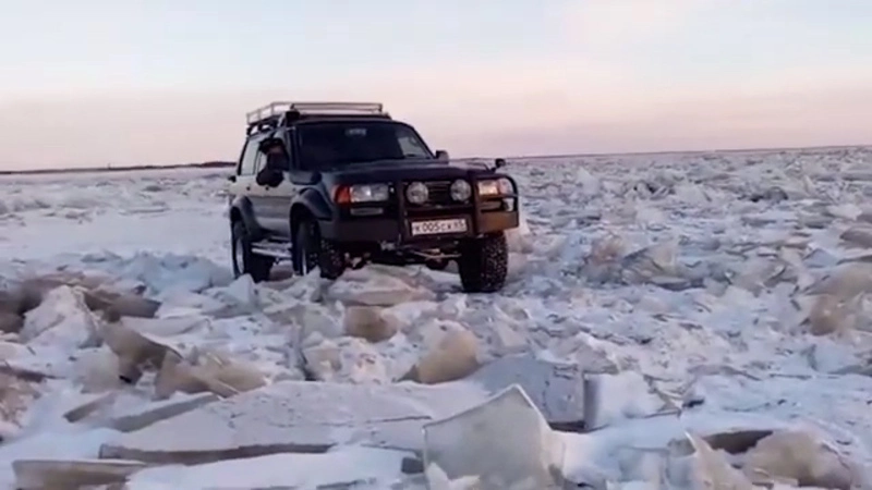 Сахалинские джиперы по морю доехали за соляркой на материк