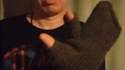 Известный писатель на Сахалине связал перчатки для операторов БПЛА