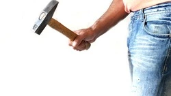 Житель Корсакова пробил приятелю голову молотком и сбежал