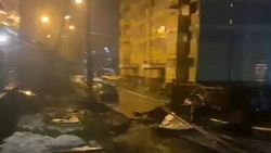 Сильный ветер в Холмске повредил припаркованные во дворе автомобили