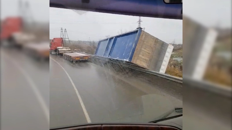В Южно-Сахалинске водитель тягача потерял по дороге многотонный контейнер