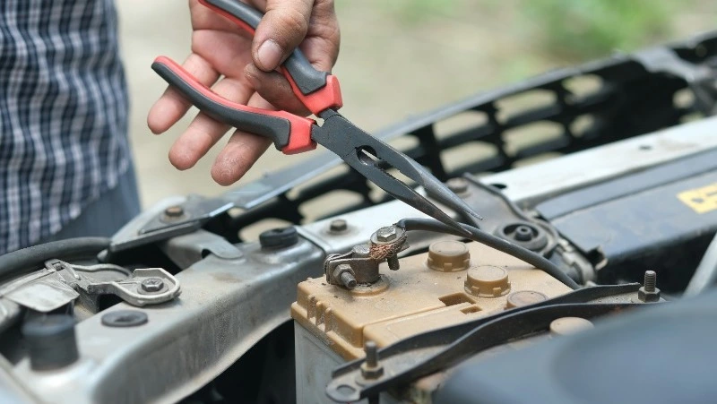 Житель Сахалина разобрал машину приятеля на запчасти