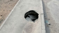 Фотофакт: на тротуаре на юге Сахалина образовалась «черная дыра»