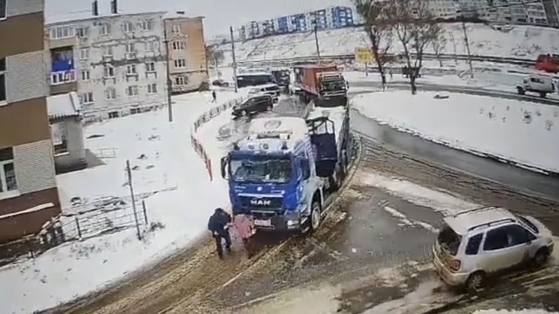 На Сахалине фура подождала, пока женщина выйдет на дорогу, и переехала ее