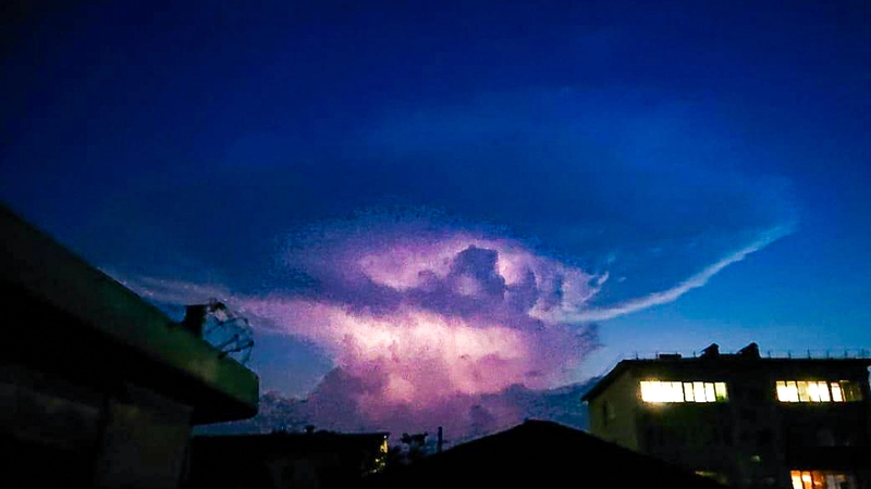 Жители Углегорска удивились облаку с наковальней в июльском небе