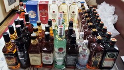Сотрудники таможни нашли 30 литров контрабандного алкоголя на судне в Корсакове