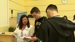 Опрос: 40% учеников российских школ считают рабочие специальности престижнее офисных