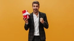 Подарки для мужчин на Новый год — 2024: рекомендации от Sakh.online