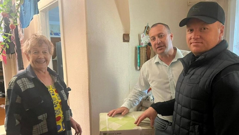 Депутат в Макарове подарил погорельцам осушители воздуха 