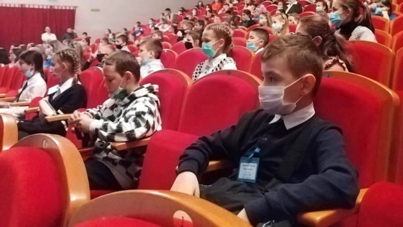 Более 500 школьников Сахалина поздравили на губернаторской елке в Чехов-центре